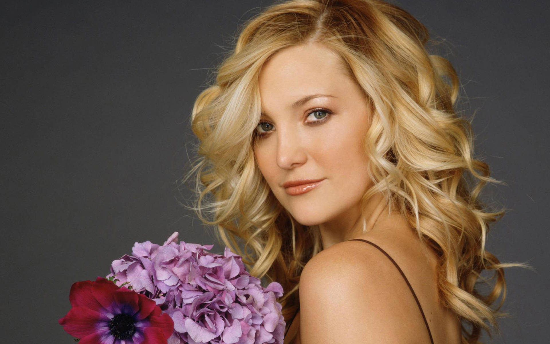 Kate Hudson With Pansy Flowers Wallpaper