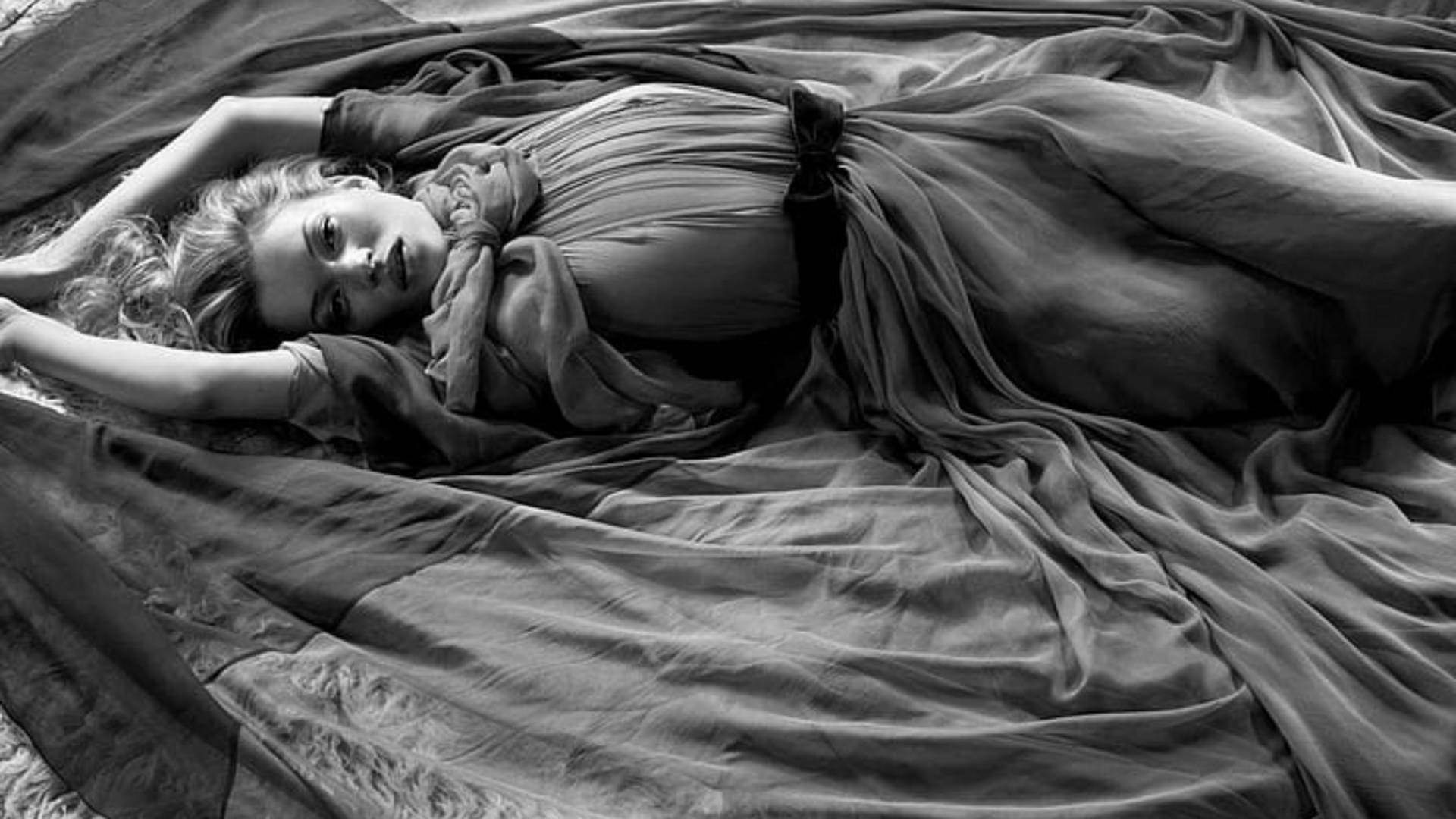 Kate Moss En Blanco Y Negro Fondo de pantalla