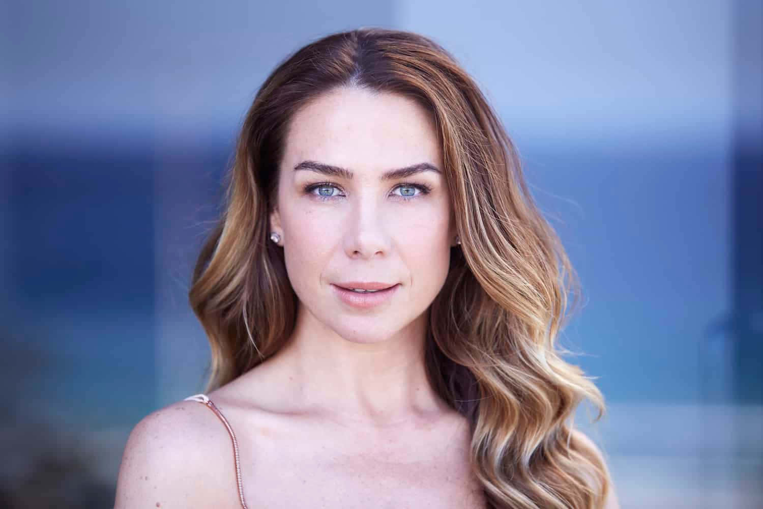 Kate Ritchie, a radiant Australian actress, poses in a natural setting. Wallpaper