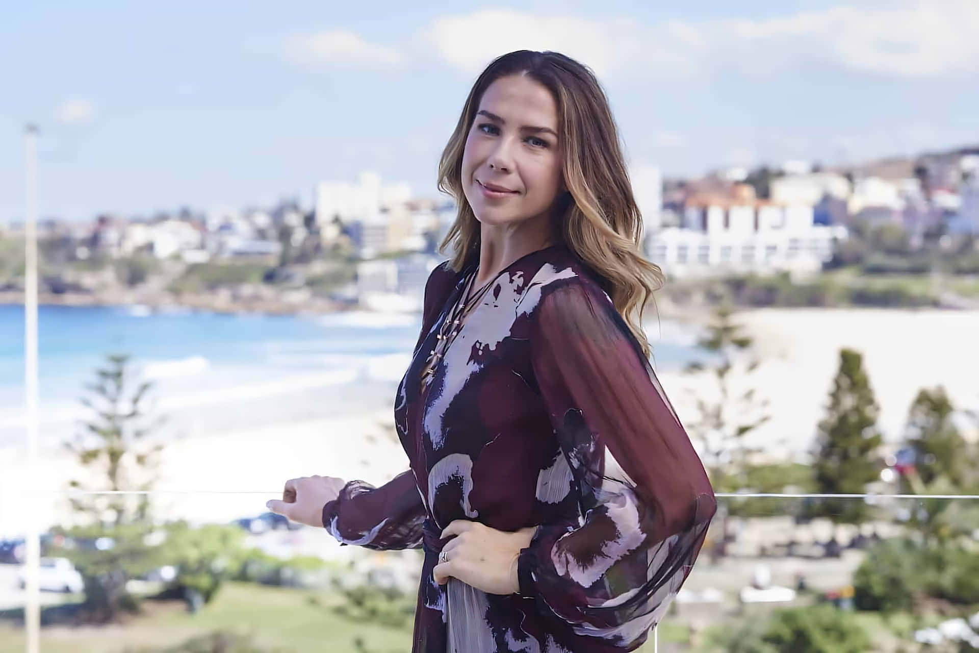 Kate Ritchie smiling at the camera in a beautiful outfit. Wallpaper
