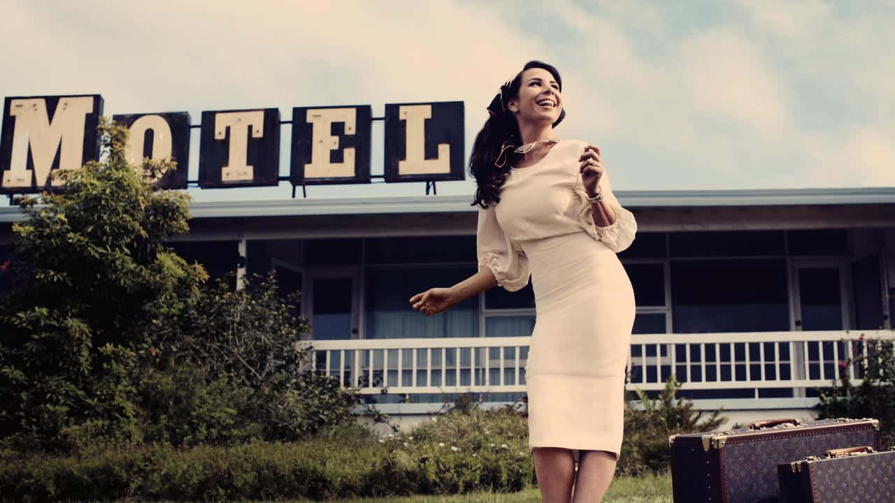 Kate Ritchie Poserer Selvsikkert Bakgrunnsbildet