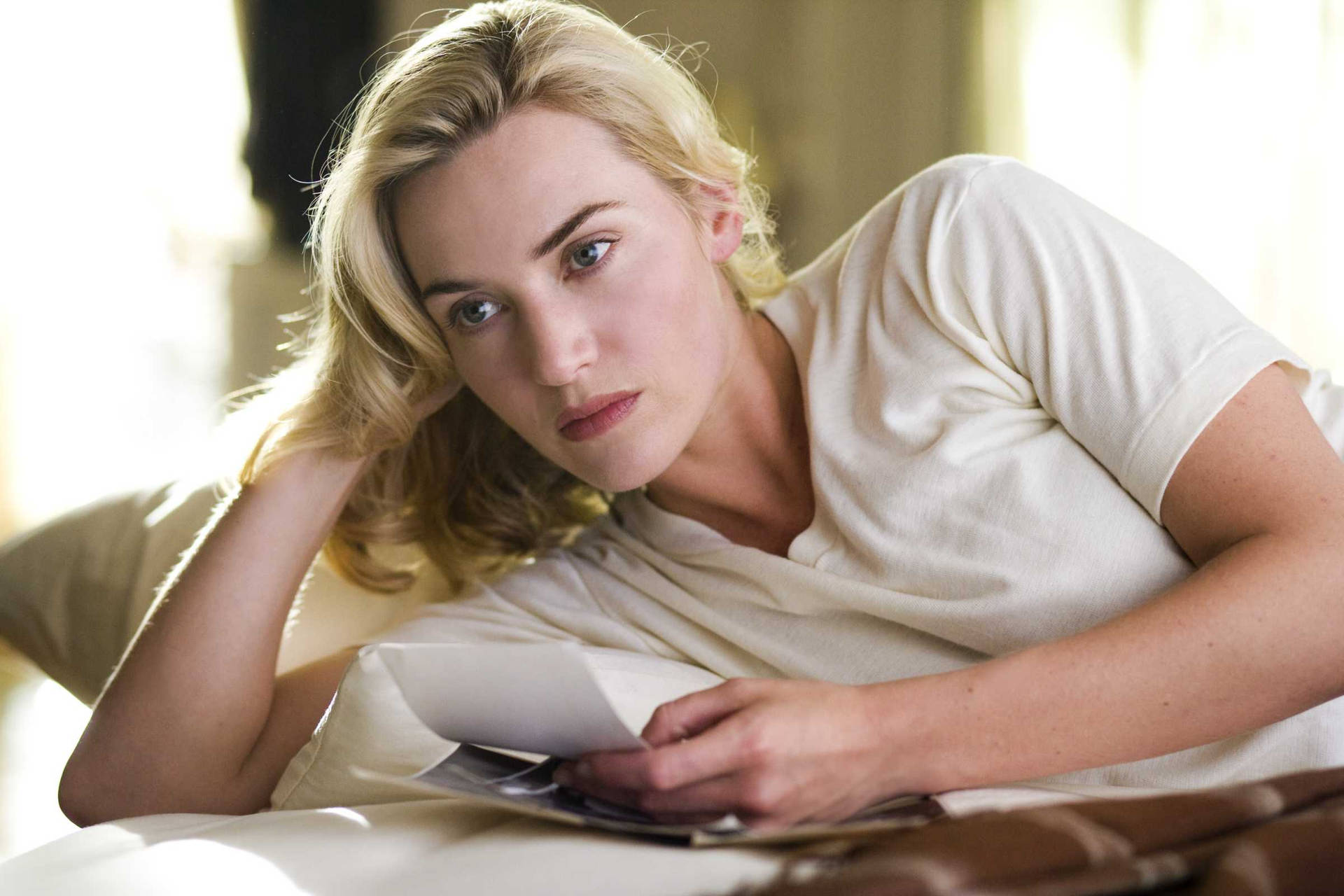 Kate Winslet Causal Outfits Wallpaper