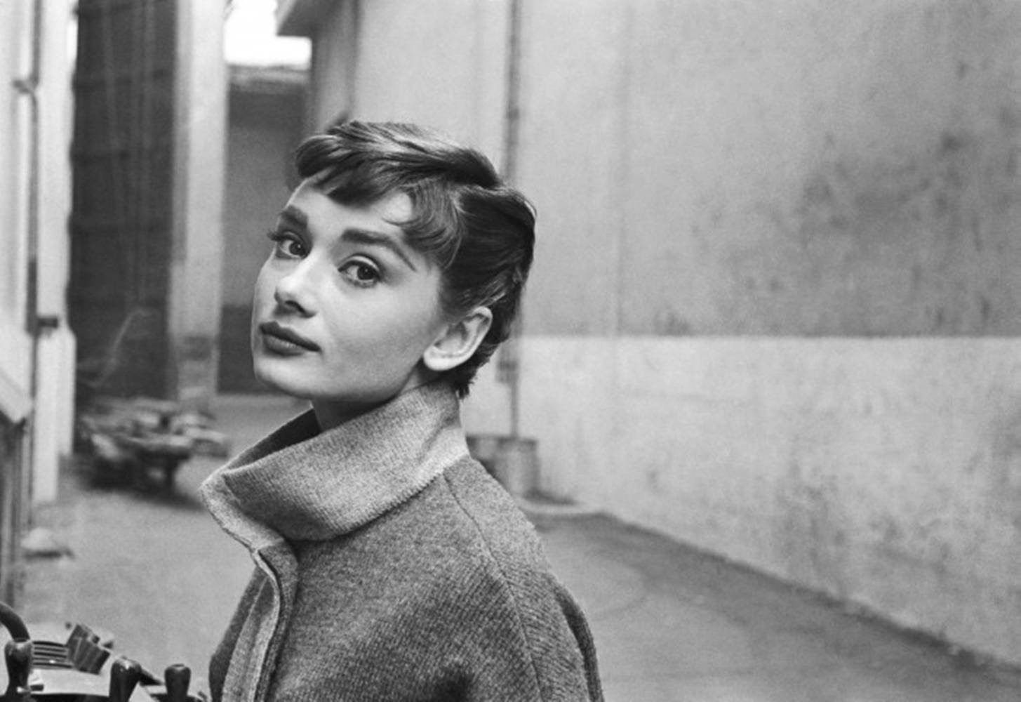 Katharine Hepburn med høj kraver sweater er en forbløffende baggrund. Wallpaper