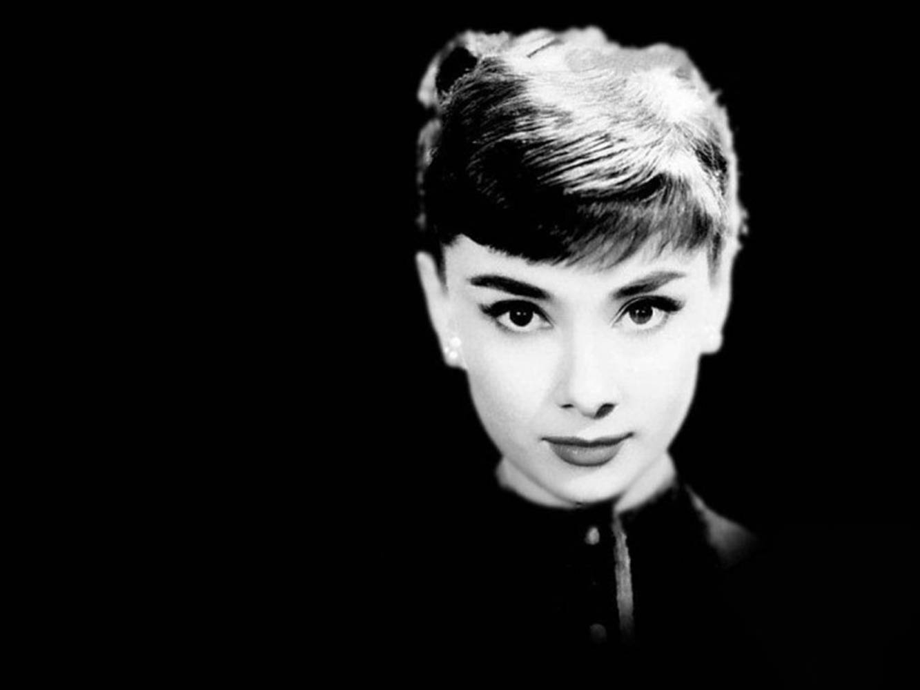 Katharine Hepburn med et kort pixiehår pryder denne tapet. Wallpaper