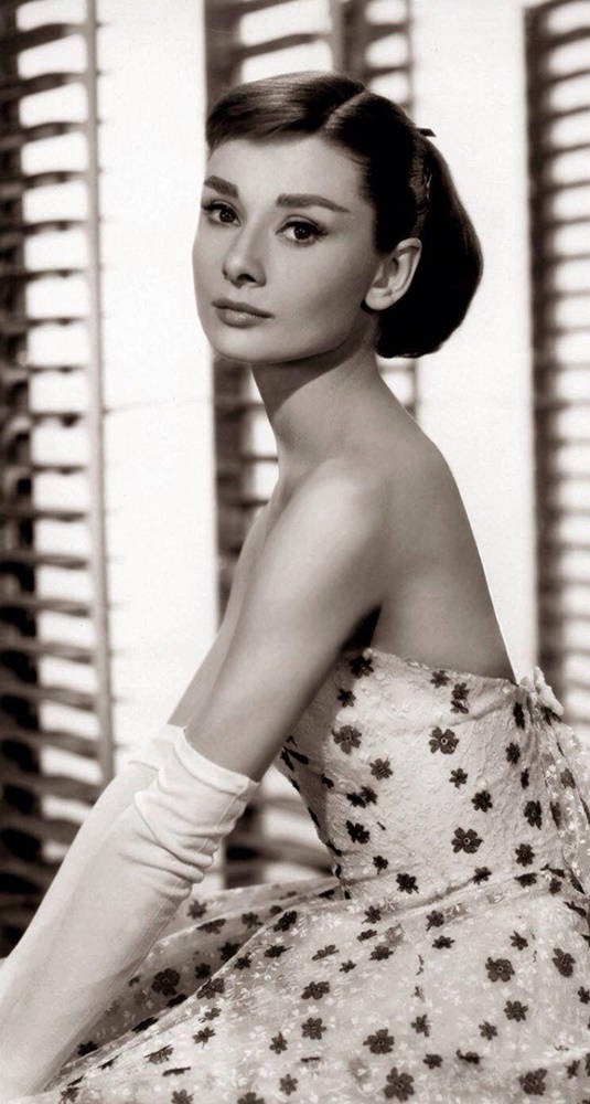 Katharine Hepburn I Sort Givenchy Dress Tapet Wallpaper