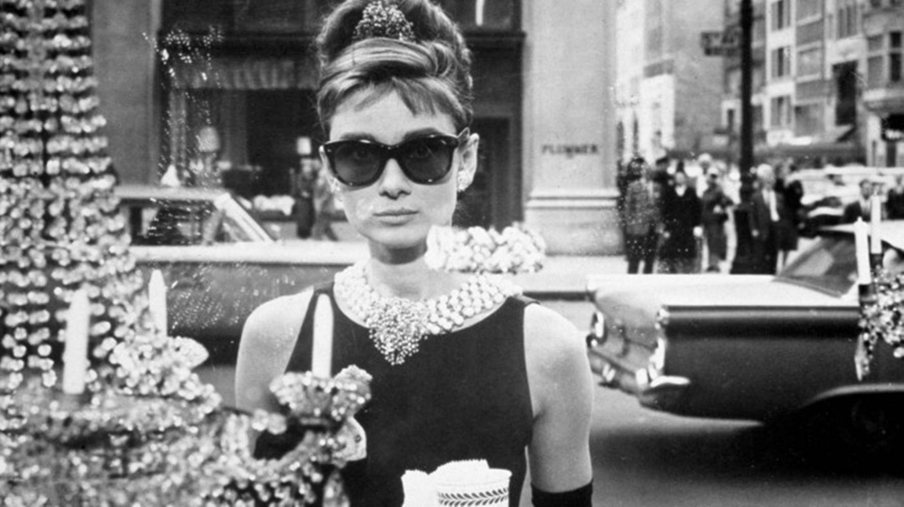 Katharine Hepburn i stilfuld mode Wallpaper