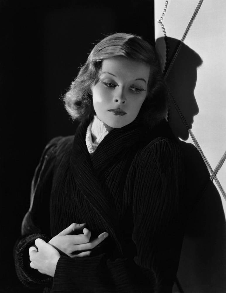 Katharine Hepburn på en mørk hjørne Splash skaber et glimt af moderne diskretion. Wallpaper