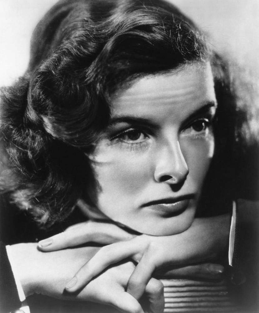 Clásicakatharine Hepburn En Una Pose Característica Fondo de pantalla