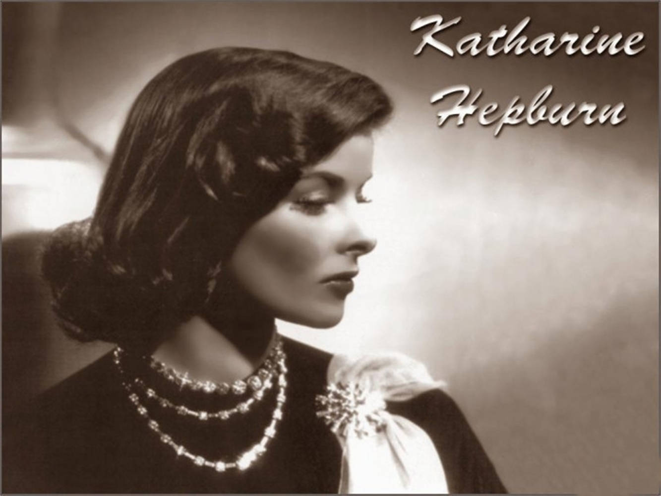 Katharine Hepburn Vintage Side-View er et smukt tapet til computere og mobile enheder. Wallpaper
