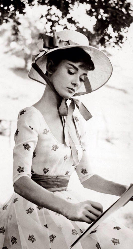 Katharine Hepburn iført 60’ernes mode skaber et vintage look Wallpaper