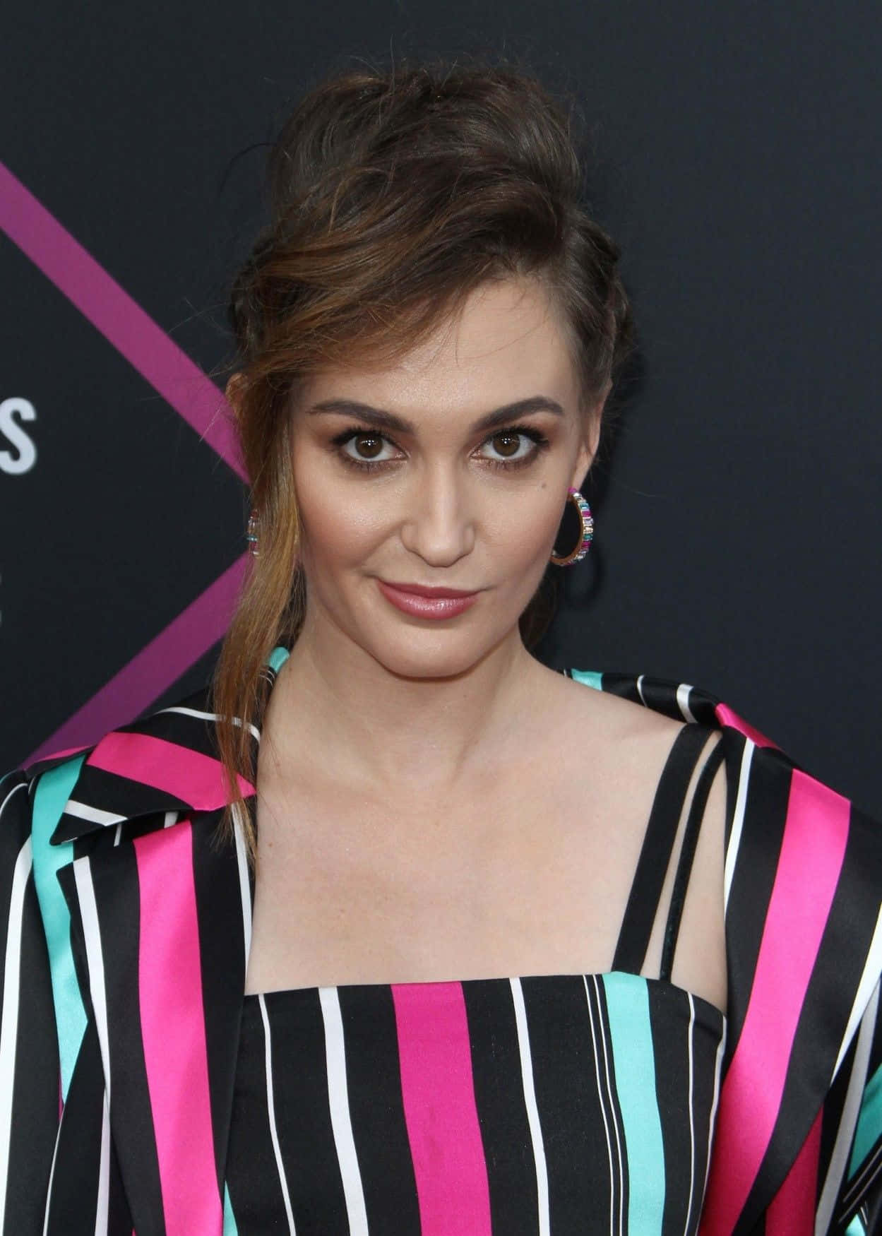 Potret Katherine Barrell Dalam Blazer Bergaris Wallpaper