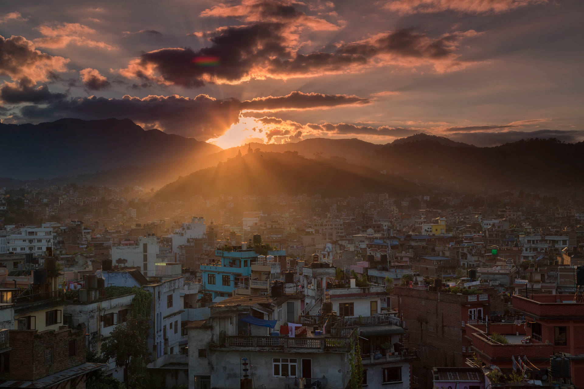 Sceneri af solnedgang over boliger i Kathmandu. Wallpaper