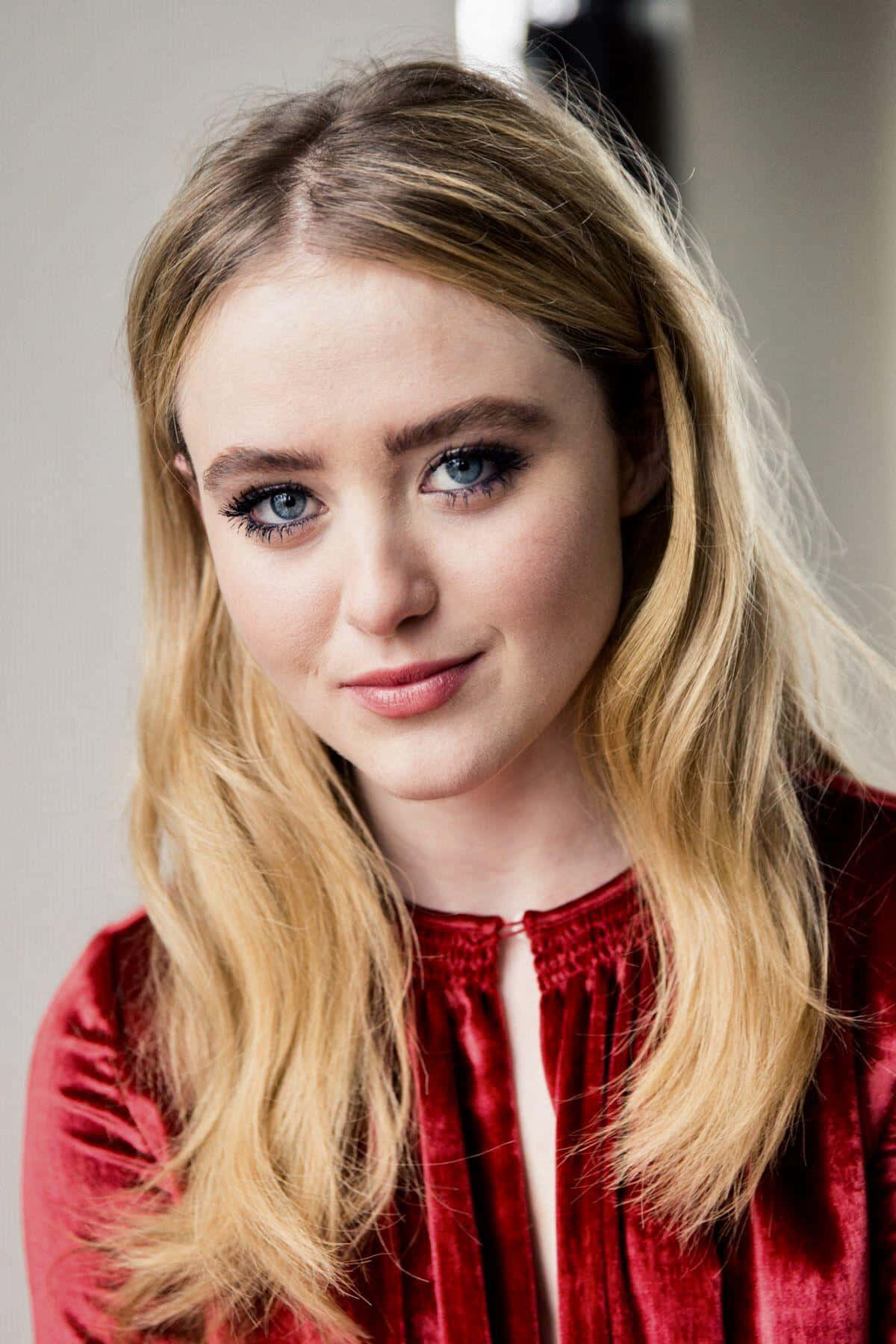 Kathryn Newton Rode Fluwelen Portret Achtergrond