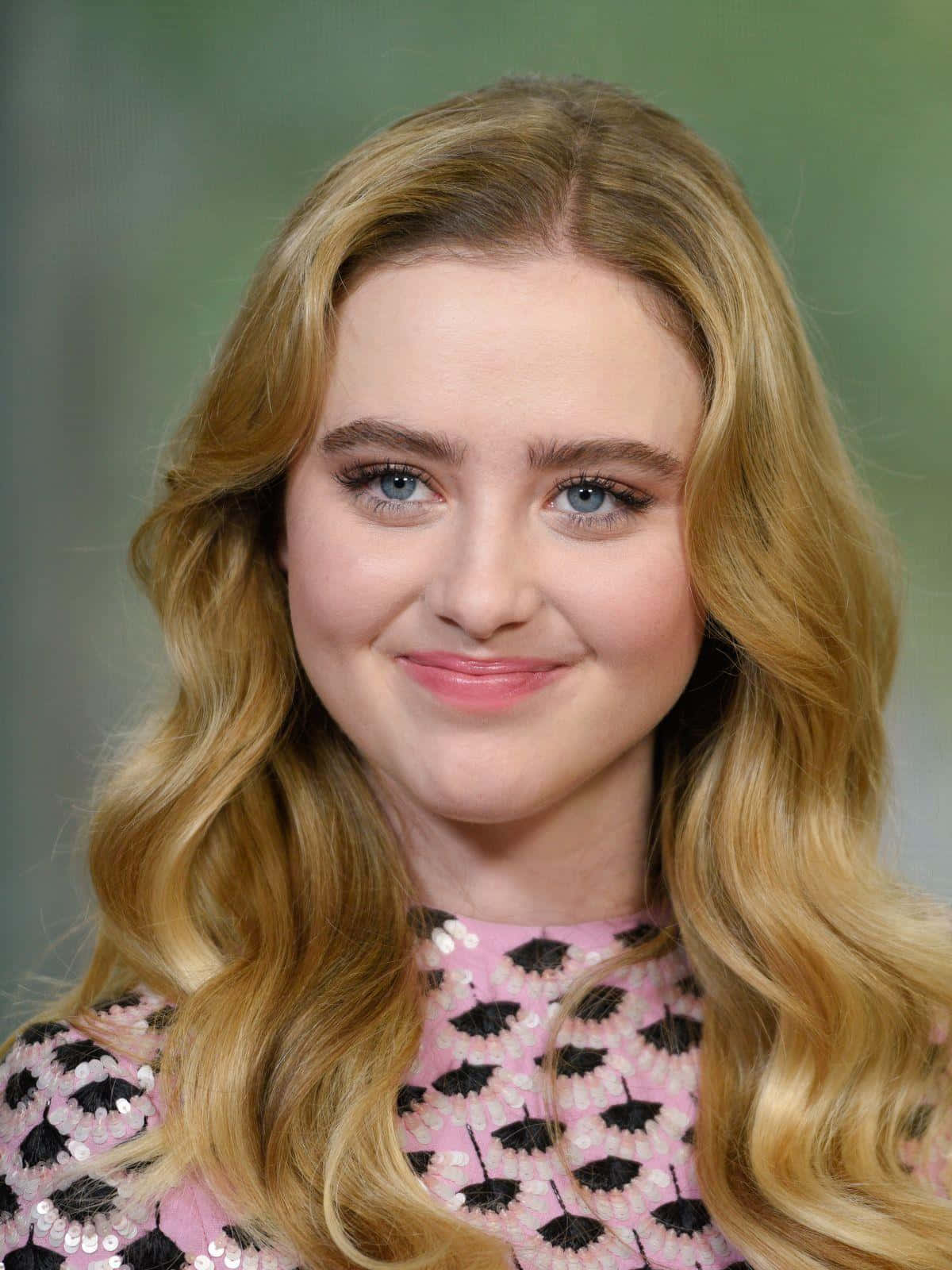 Kathryn Newton Smilende Portrett Bakgrunnsbildet