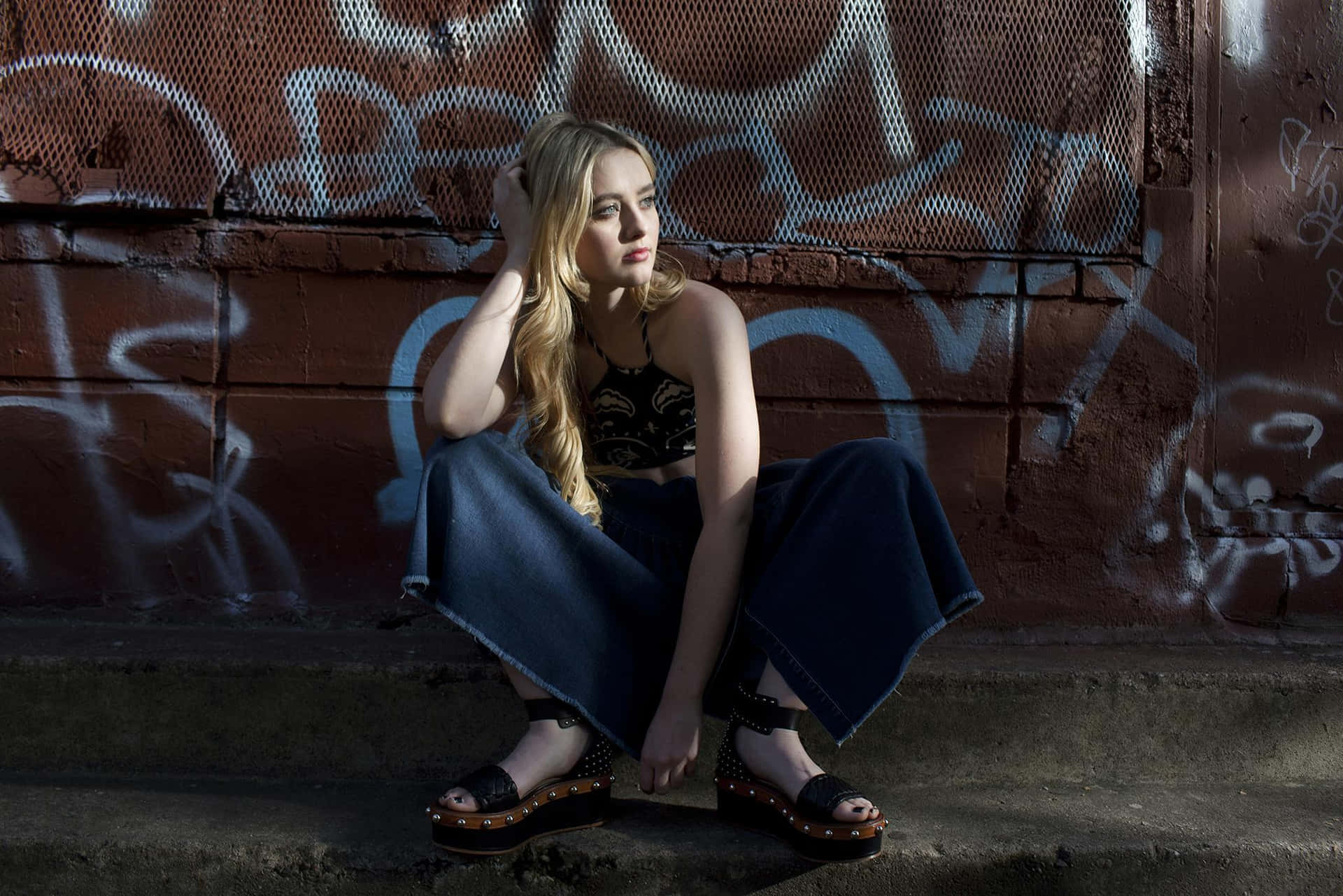 Kathryn Newton Urban Graffiti Bakgrunn Bakgrunnsbildet