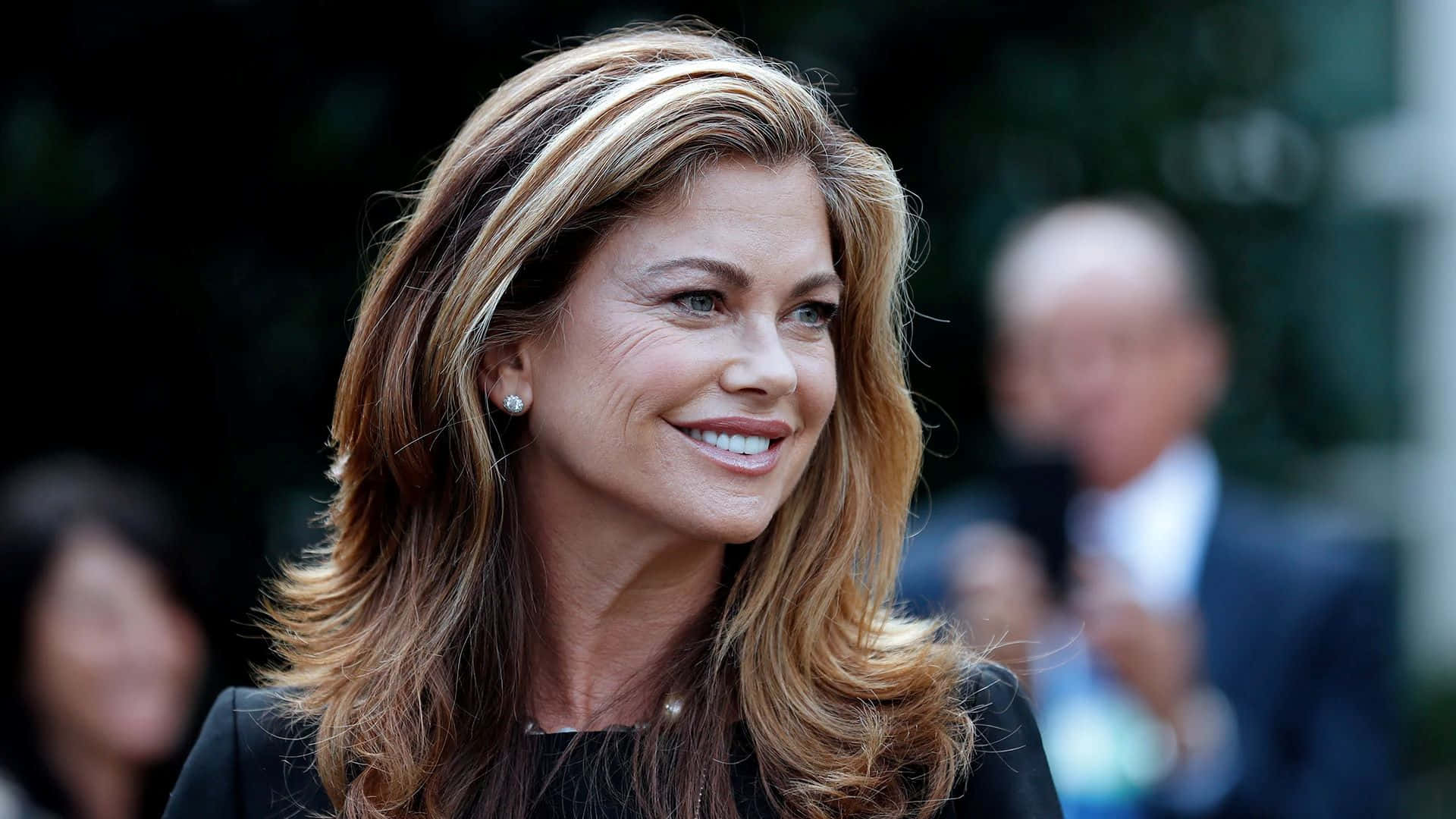 Kathy Ireland Souriante En Extérieur Fond d'écran