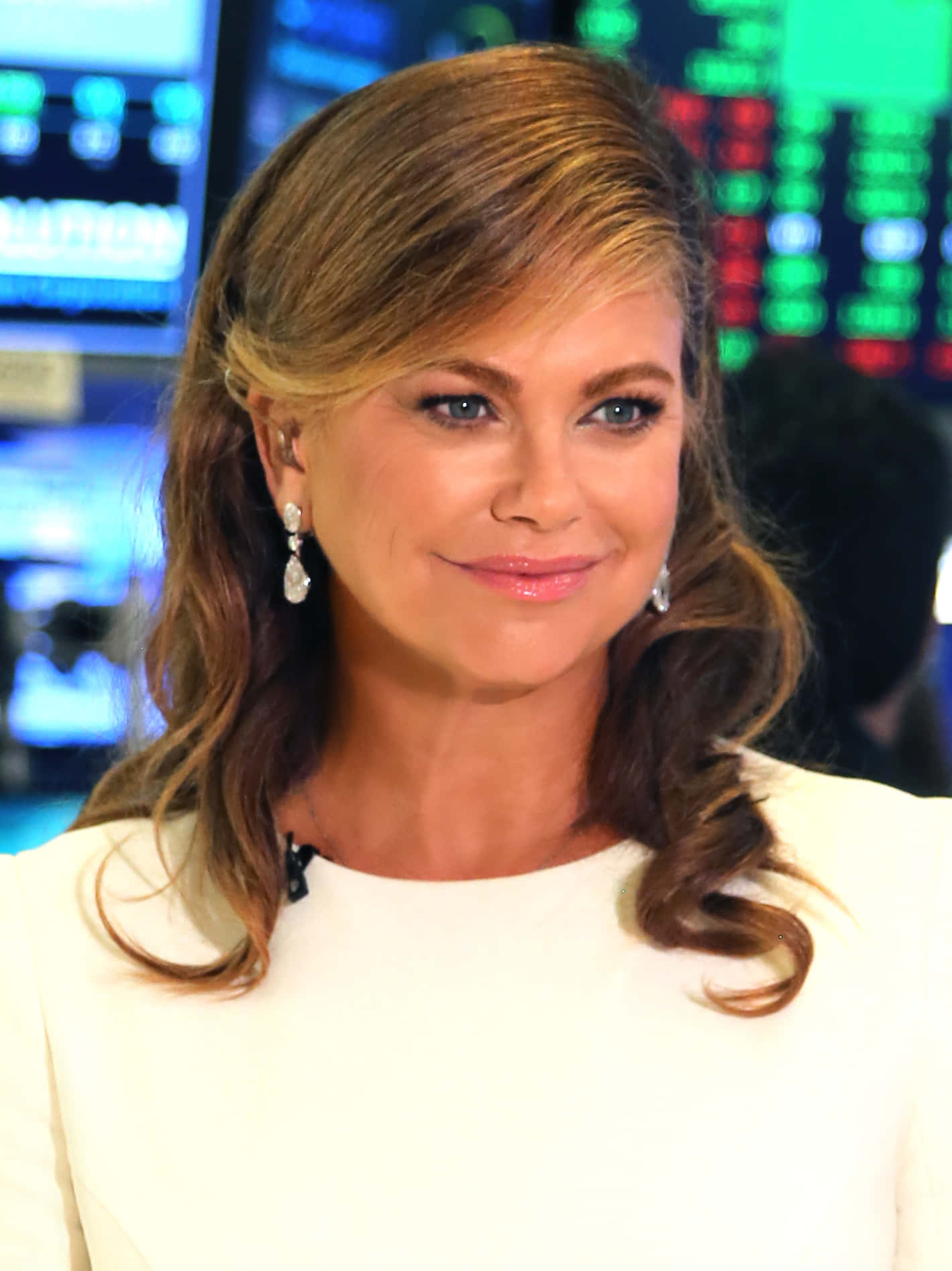 Kathy Ireland Souriante Avec Fond De Bourse Fond d'écran