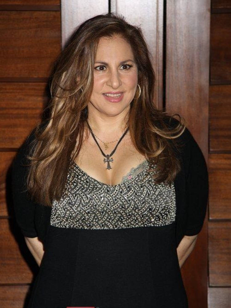 Kathy Najimy On A Wooden Background Wallpaper