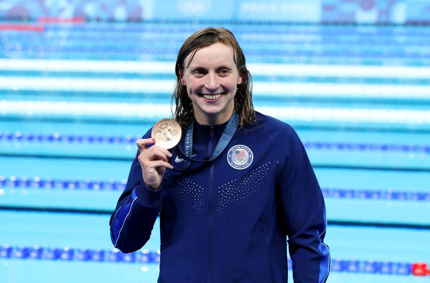 Katie Ledecky Merayakan Dengan Medali Wallpaper