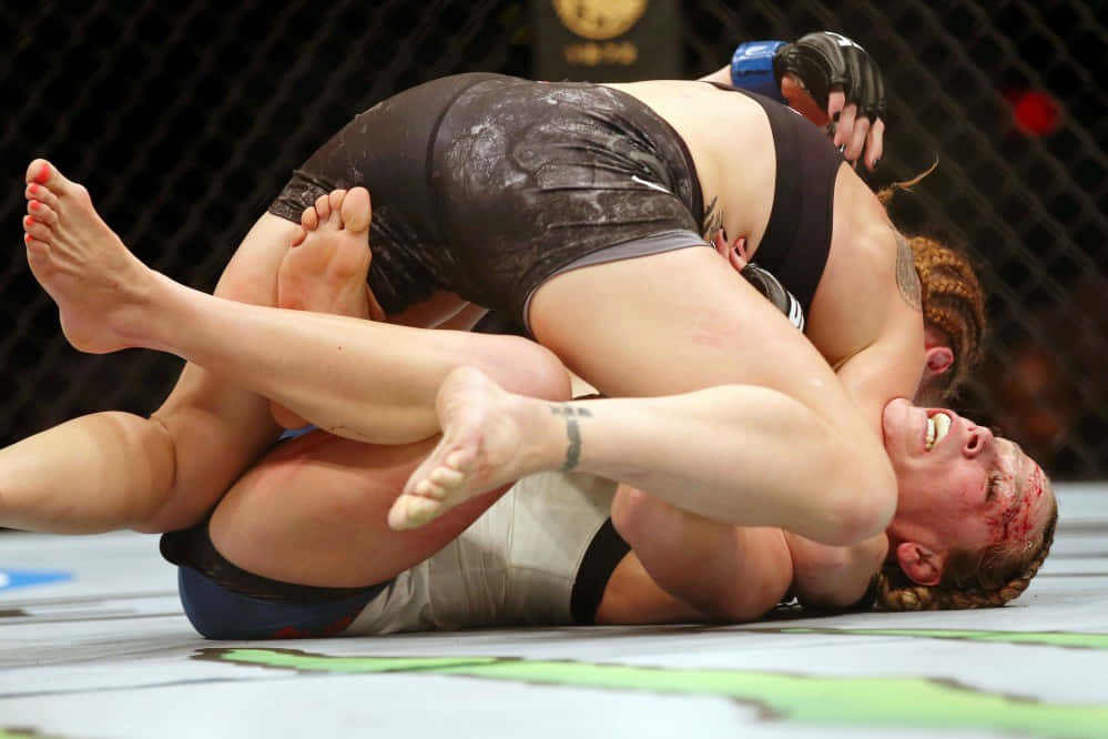 Katlyn Chookagian bliver tackleret af modstander under MMA-braget Wallpaper