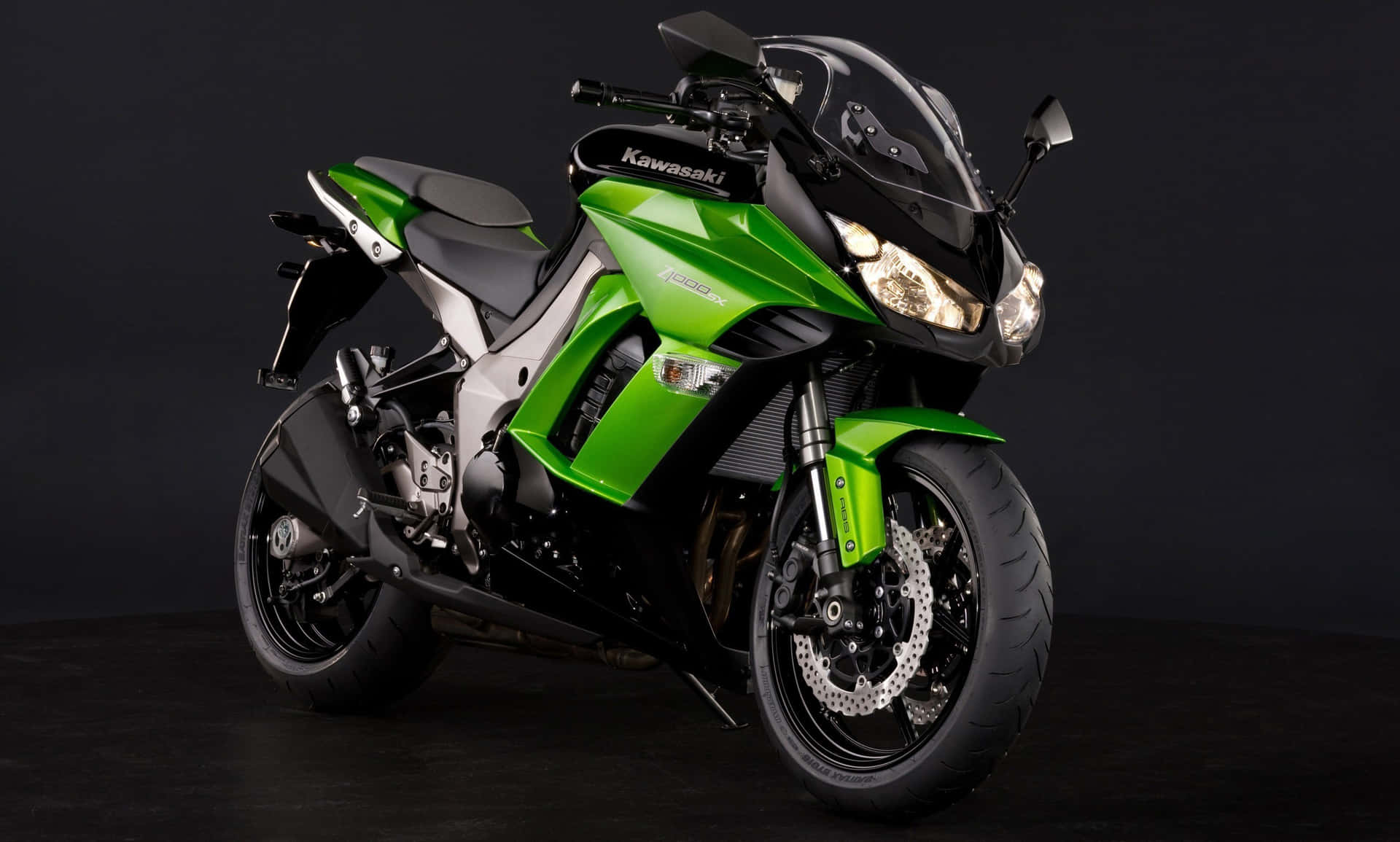 Kawasaki Ninja Zx-10r Cruisen Door De Straten Achtergrond