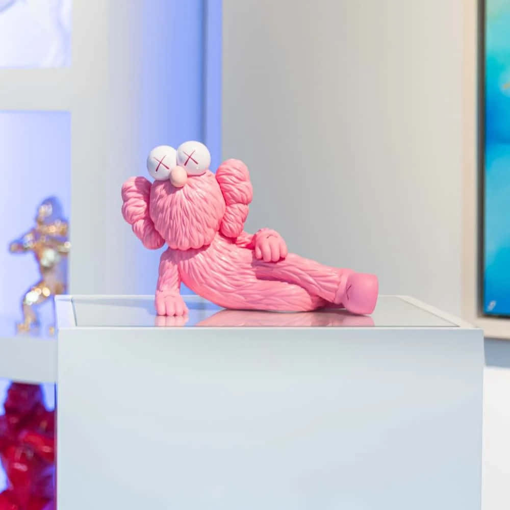 Kaws B F F Roze Figuur Display Achtergrond