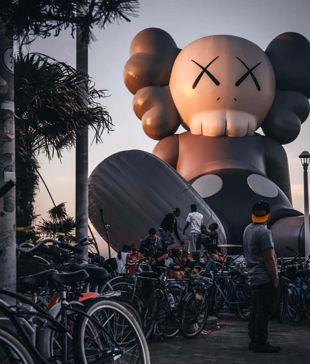 Kaws Holiday - A Unique Art Experience Wallpaper