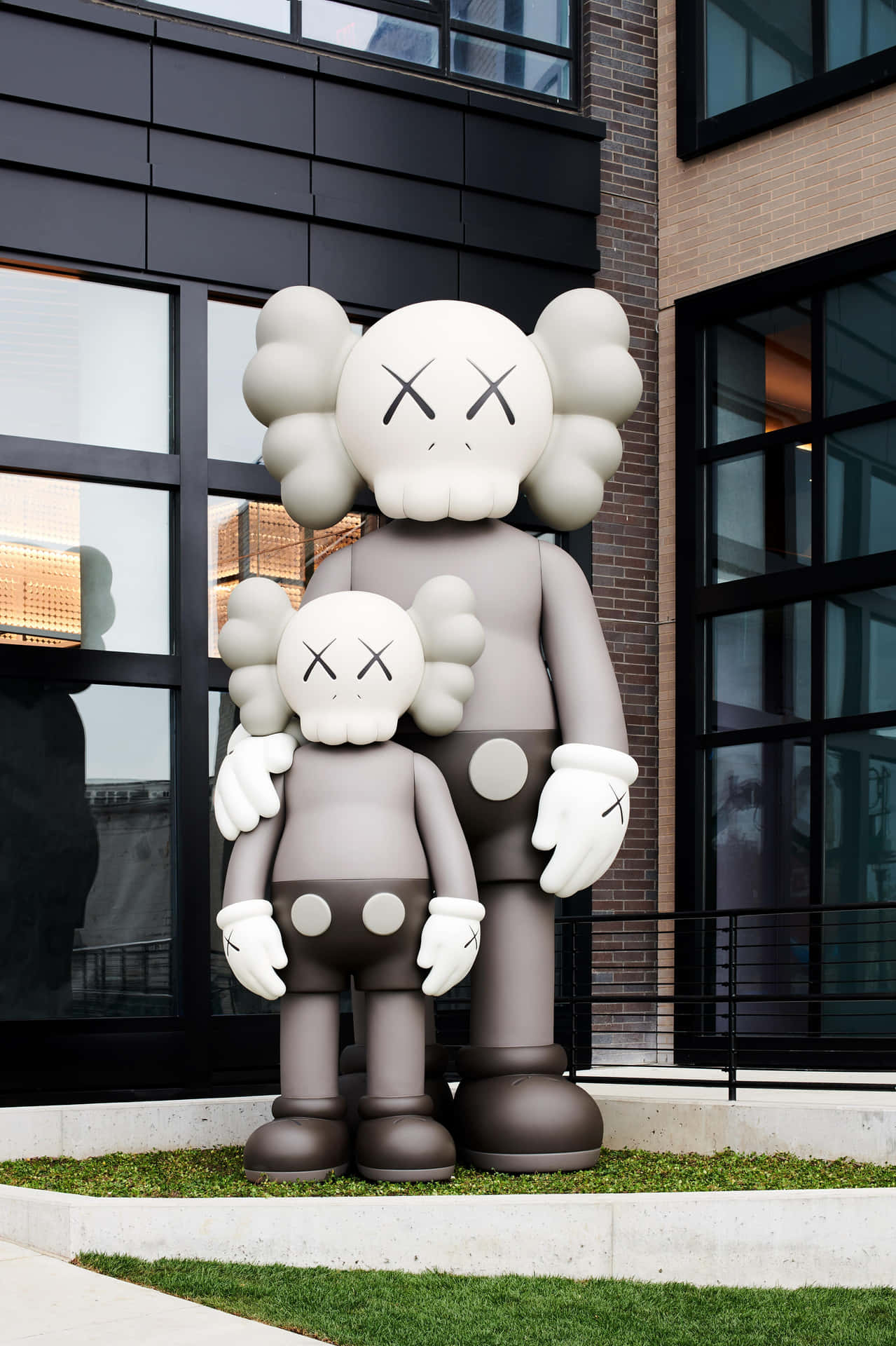 KAWS afslører nye linje af skulpturer med velkendte figurer.