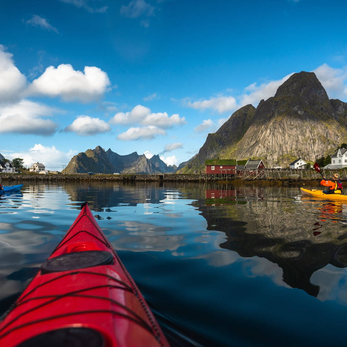 Kayakingpor Las Islas Lofoten. Fondo de pantalla