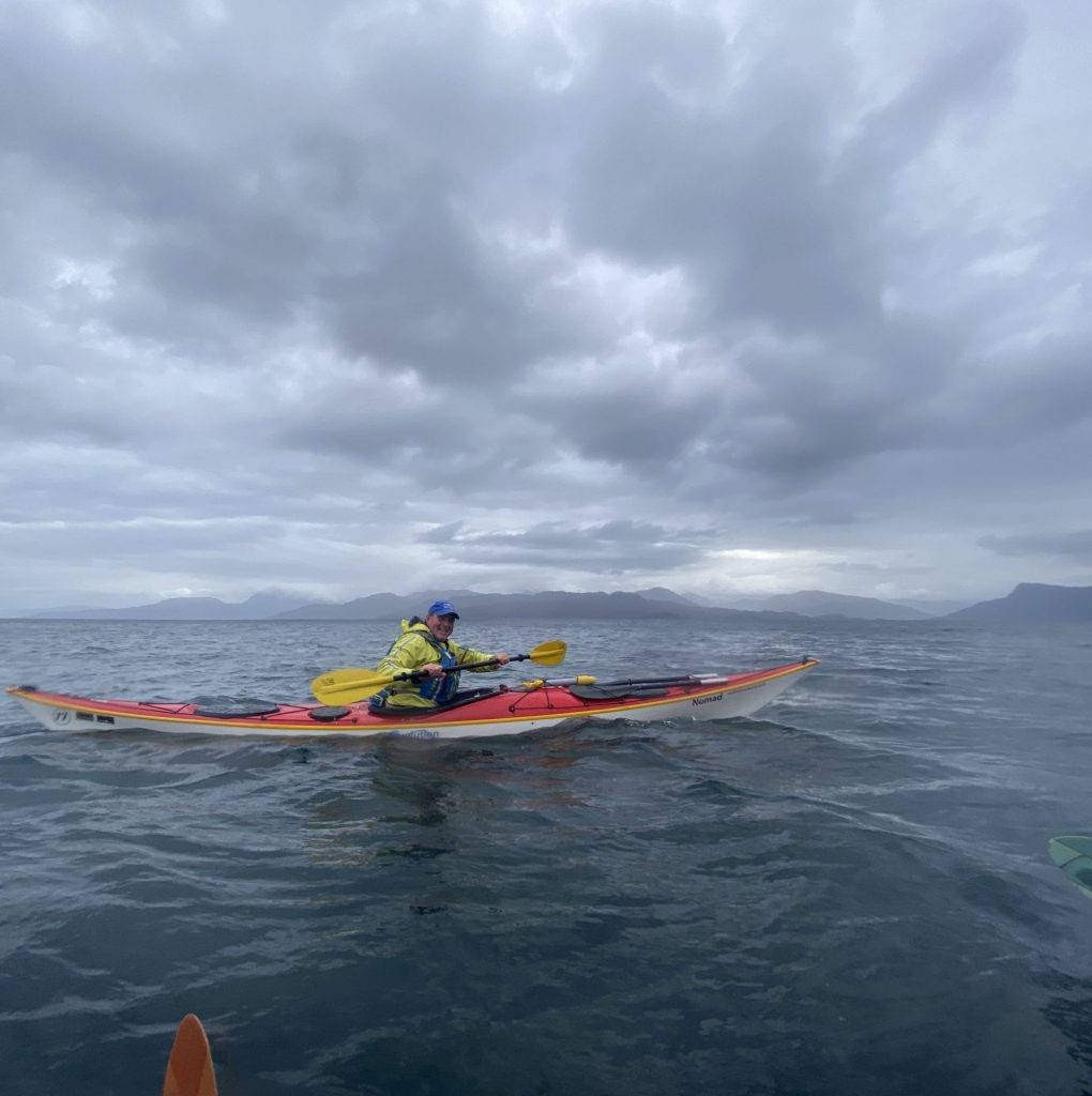 Navegandoen Kayak Durante Una Tormenta. Fondo de pantalla