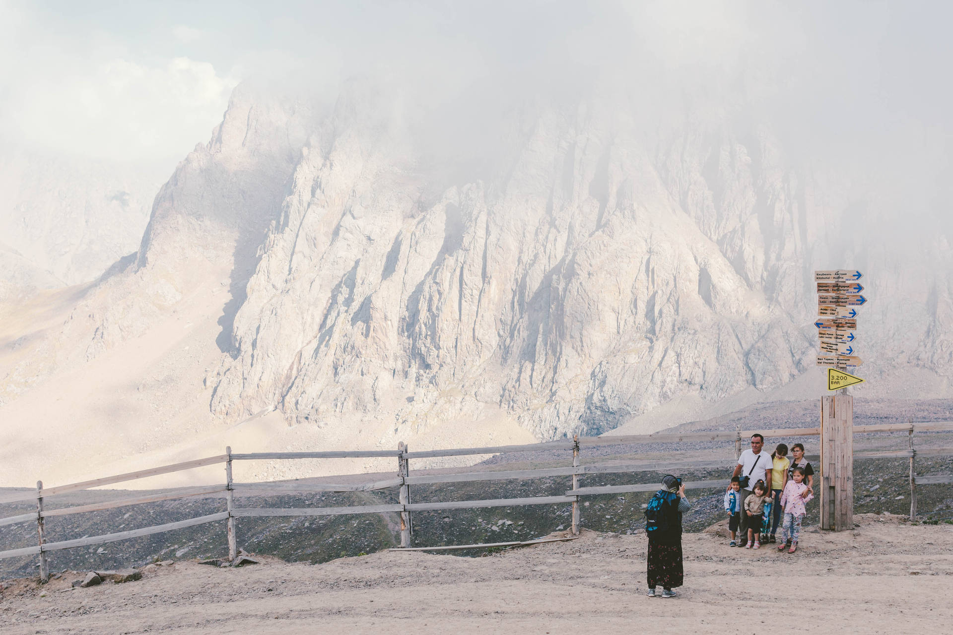 Montañade Piedra Caliza De Kazajstán Fondo de pantalla
