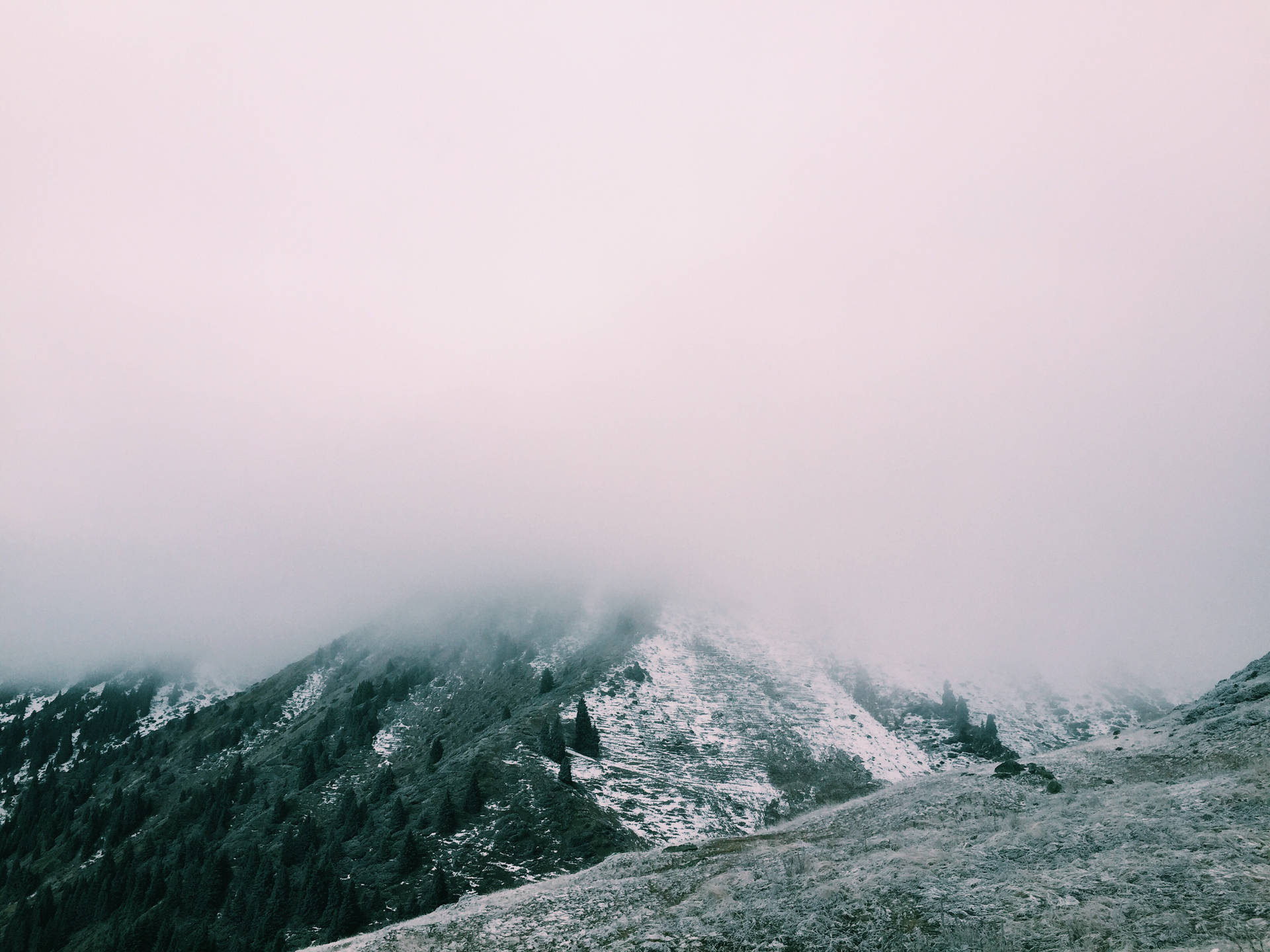 Montañade Kazajstán Cubierta De Niebla Fondo de pantalla