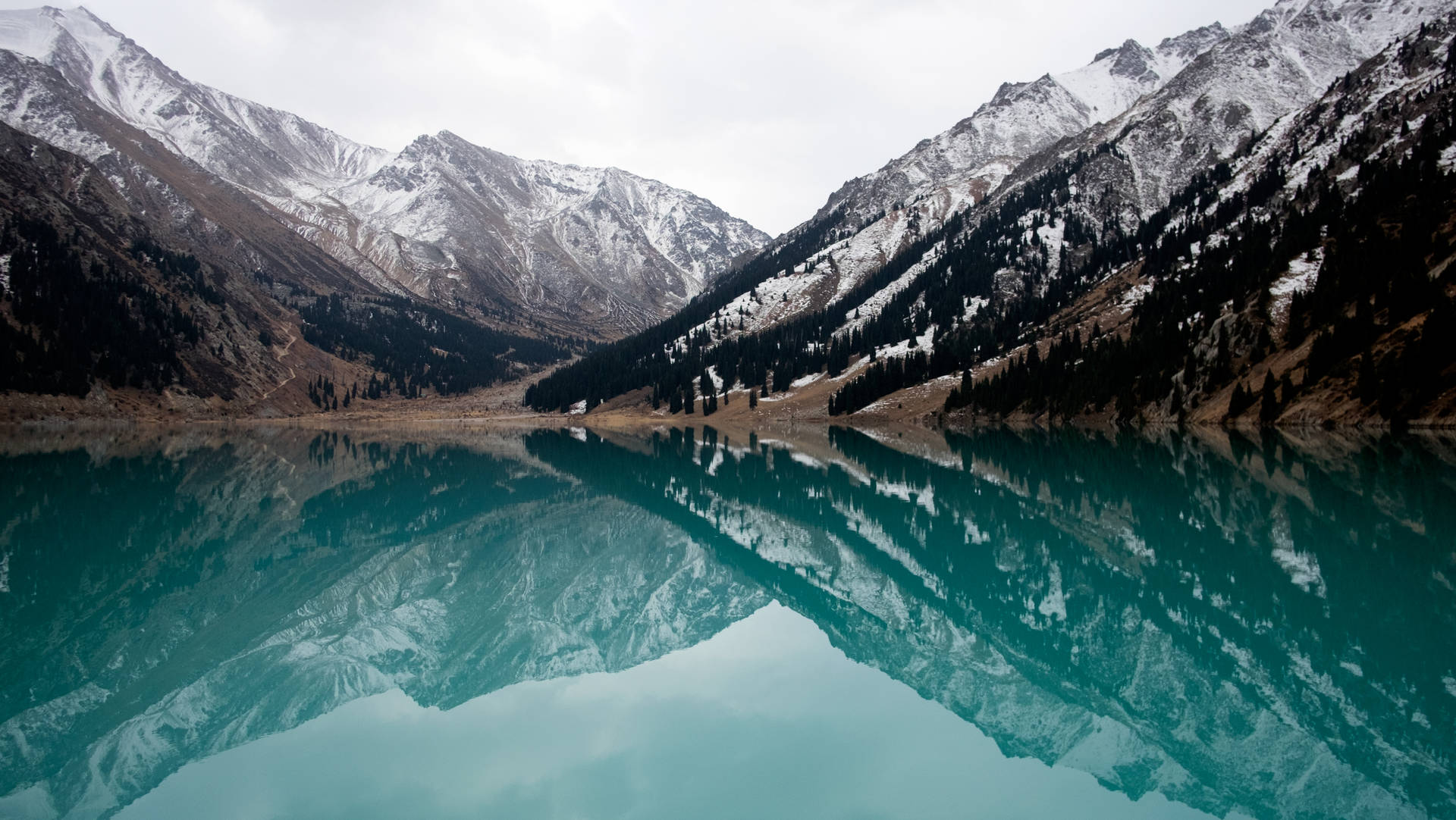 Kazakistan Lago Incontaminato Sfondo
