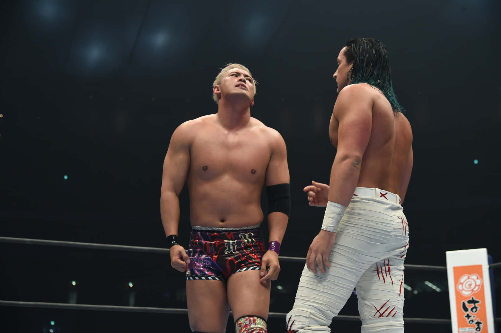 Kazuchikaokada Affronta Jay White In Un Intenso Match Di Wrestling. Sfondo