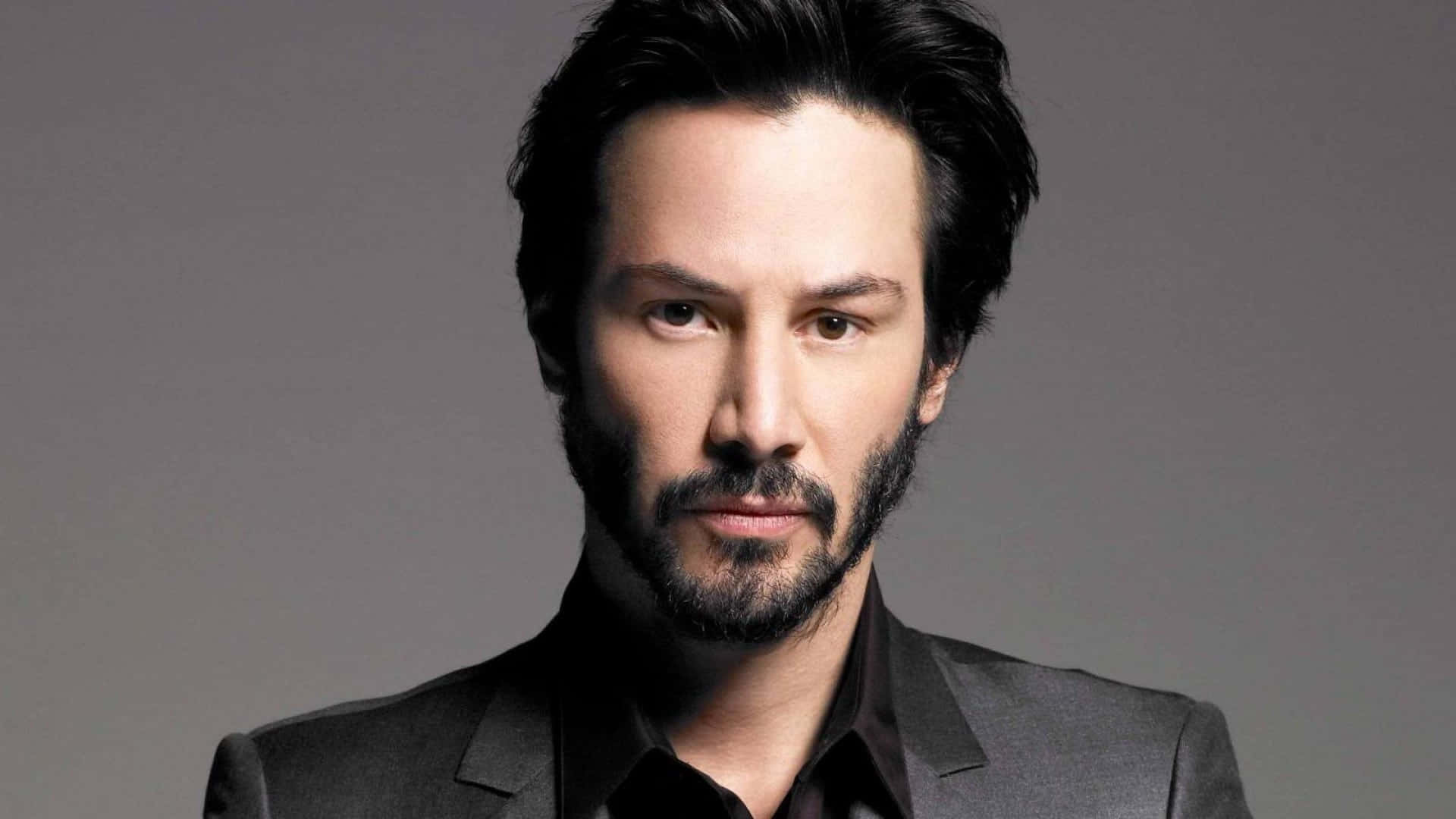 Keanu Reeves strikes a pose on the red carpet