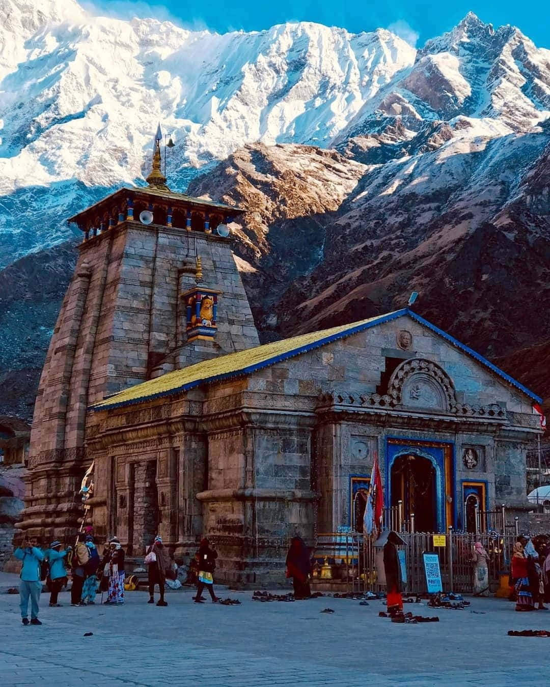 •  View of the majestic Kedarnath temple
