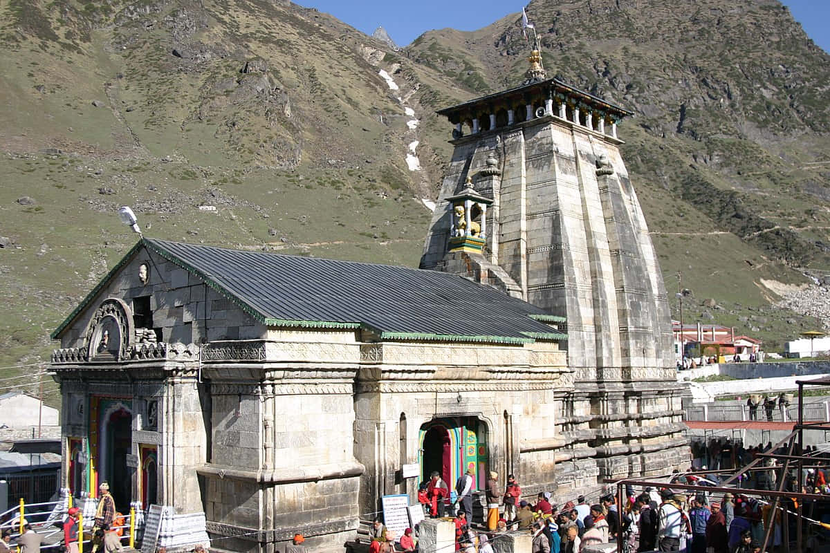 Derbezaubernde Kedarnath-tempel.