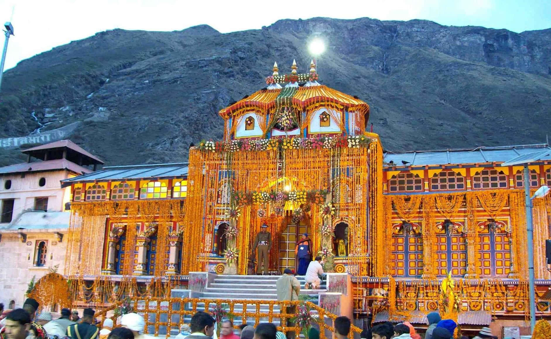 Erhabenragend Zwischen Den Wunderbaren Gipfeln Des Himalayas Befindet Sich Der Heilige Tempel Von Kedarnath.