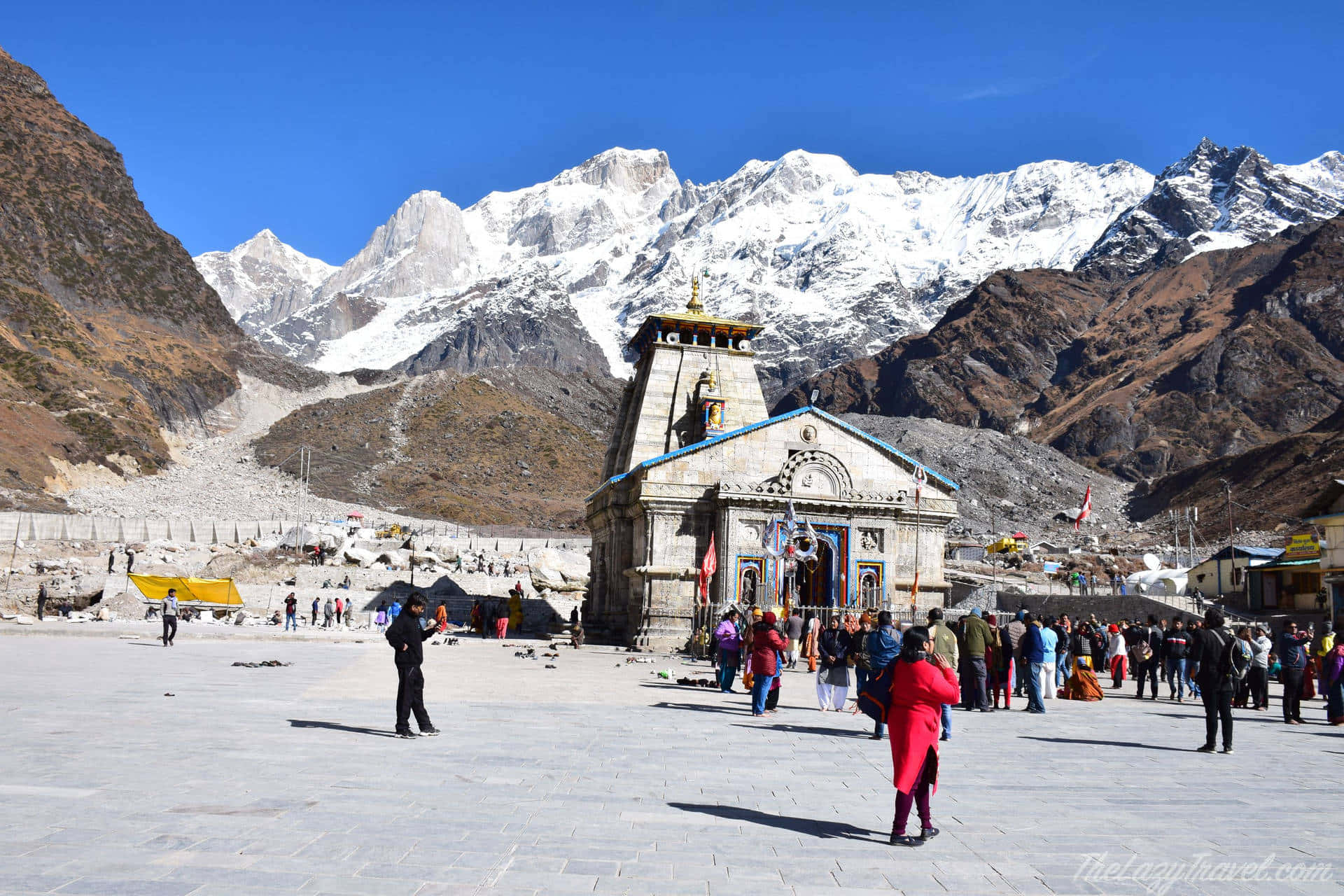 Dermajestätische Kedarnath-tempel Mit Verschneiten Gipfeln Im Hintergrund
