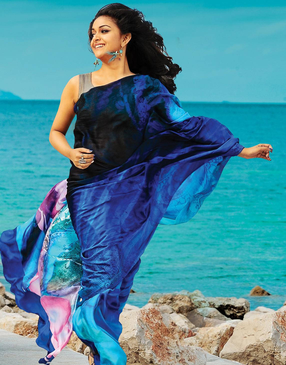 Keerthi Suresh Running In Sari HD Wallpaper