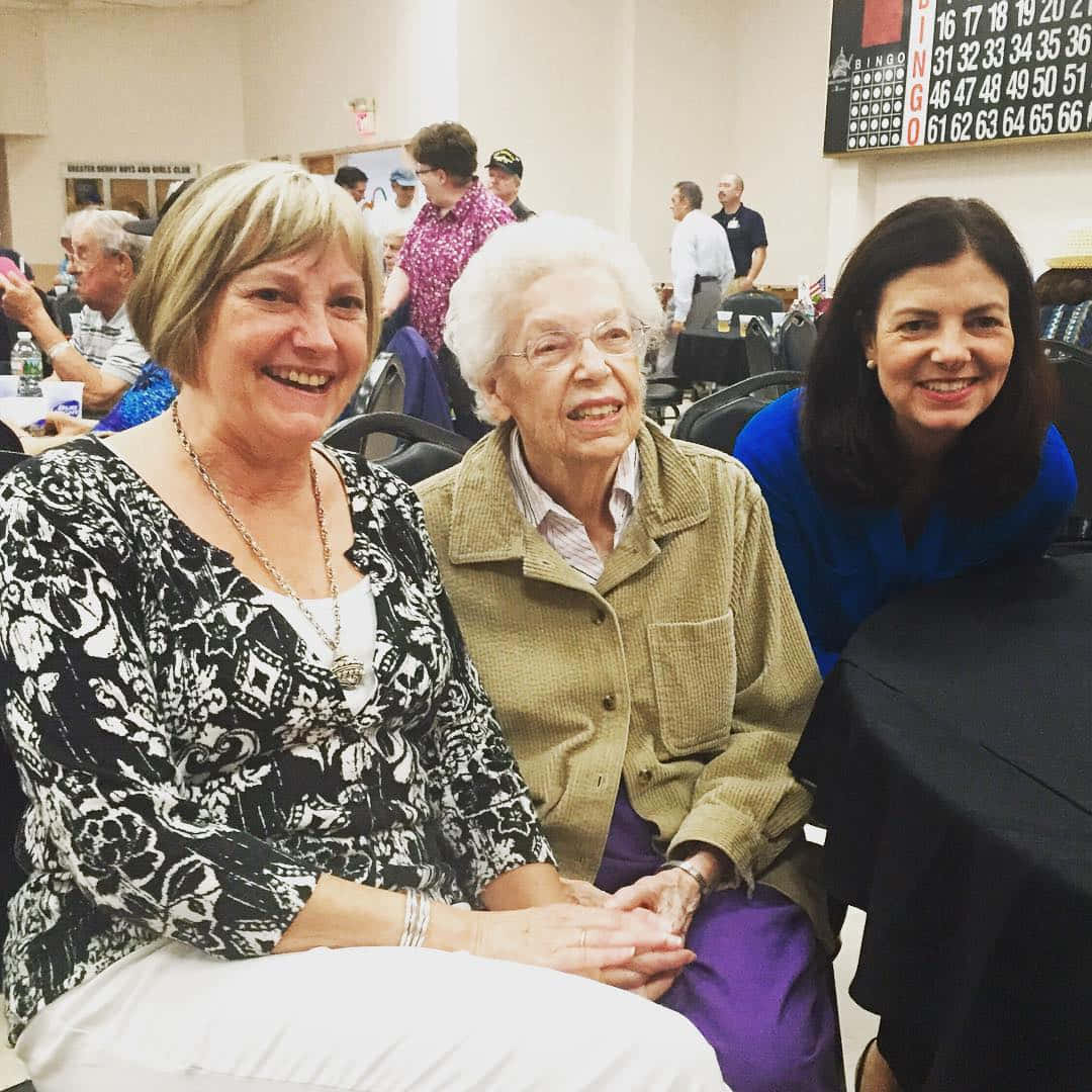 Kelly Ayotte Sitting With Two Ladies Wallpaper