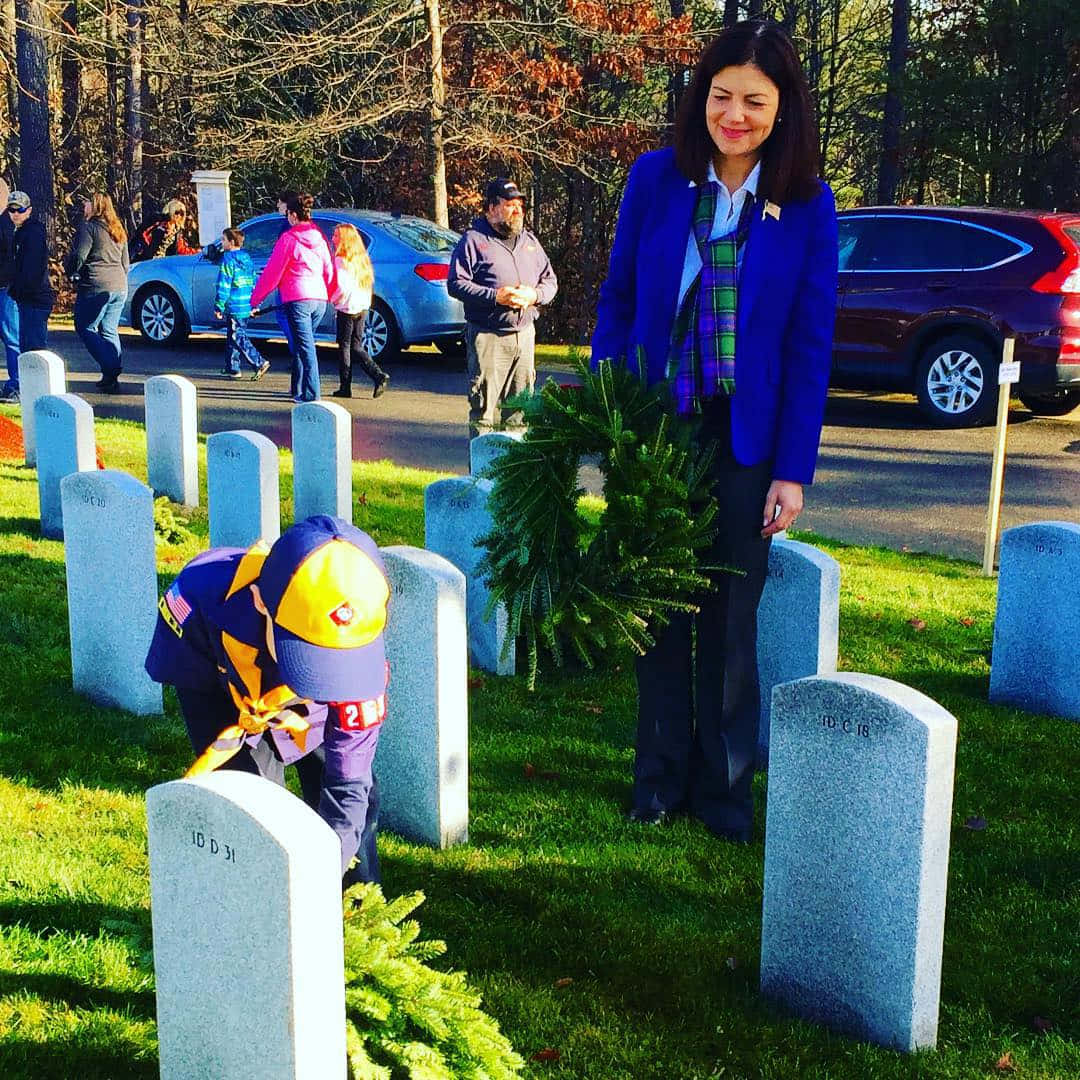 Senator Kelly Ayotte visit a veteran at his grave. Wallpaper