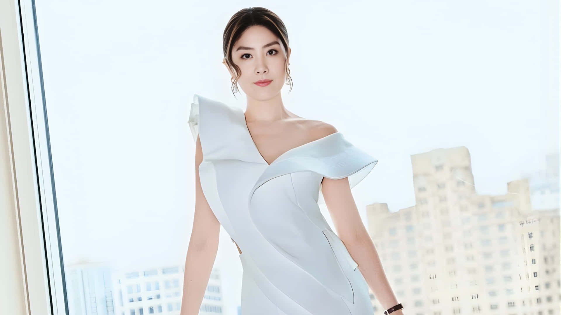 Kelly Chen Elegant White Dress Wallpaper