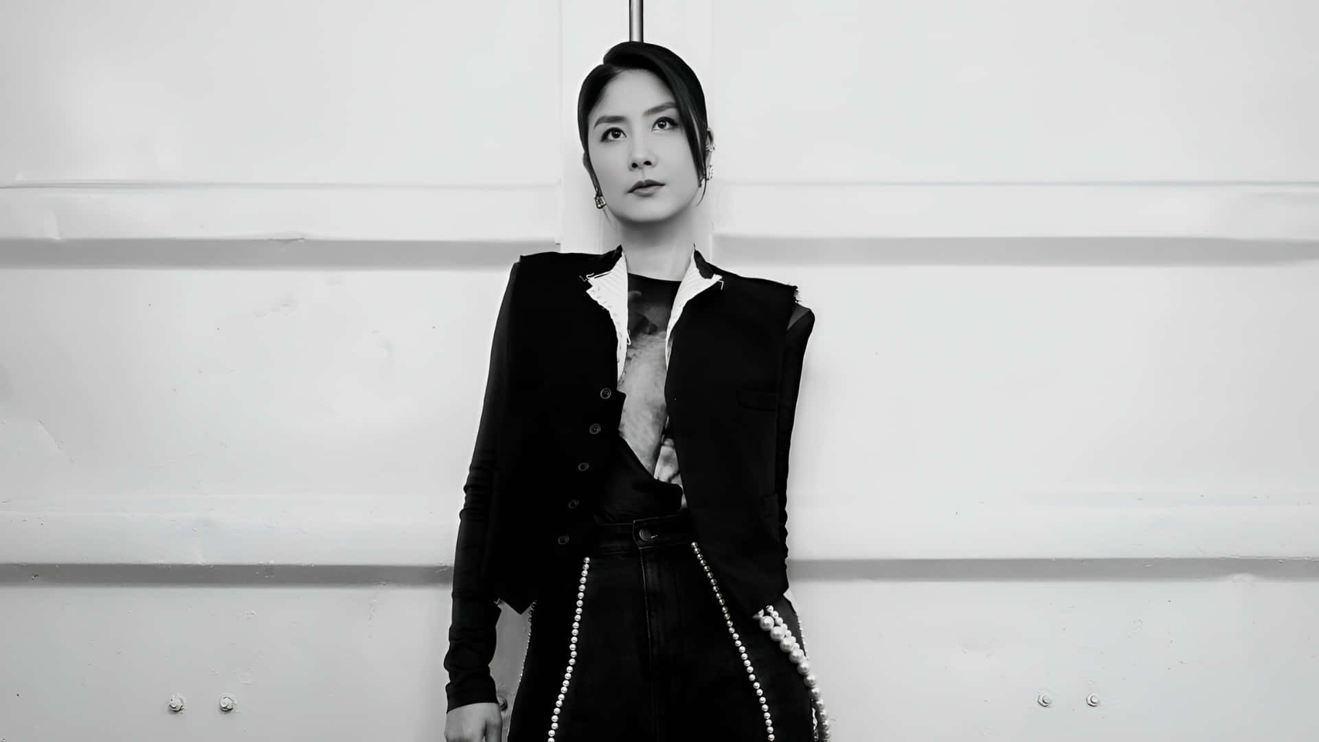 Kelly Chen Stylish Black And White Wallpaper