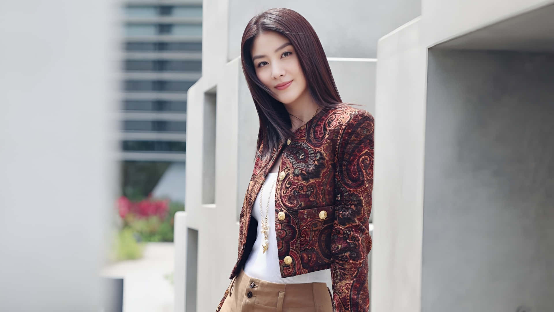 Retrato Al Aire Libre Elegante De Kelly Chen Fondo de pantalla