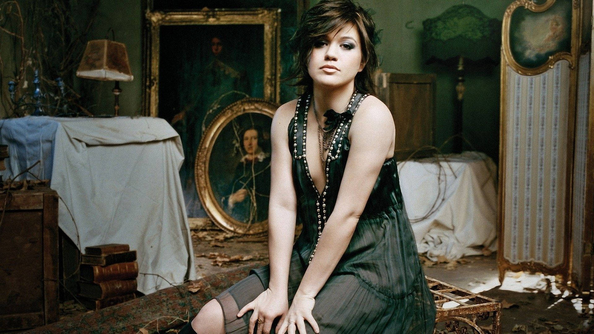 Kelly Clarkson In Abandoned Room Background