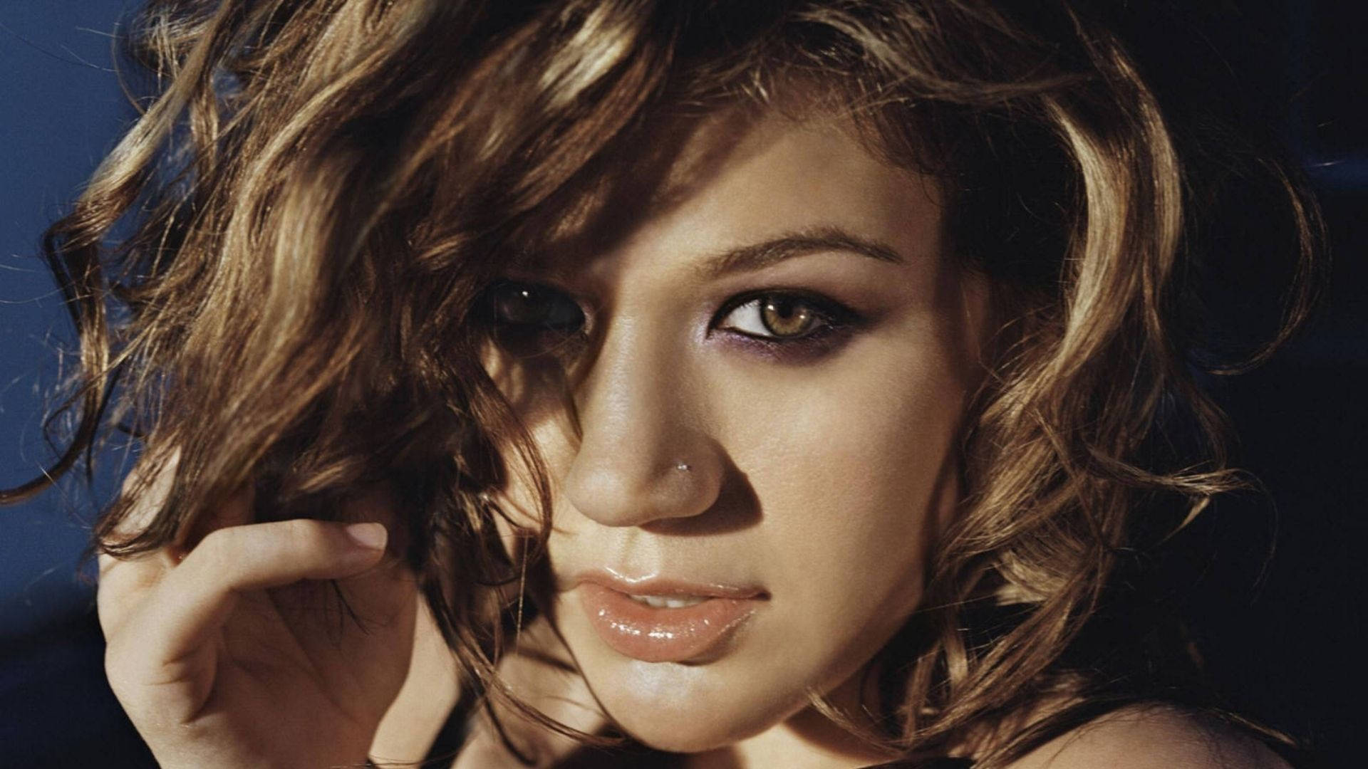 Kelly Clarkson Intimidating Stare Background