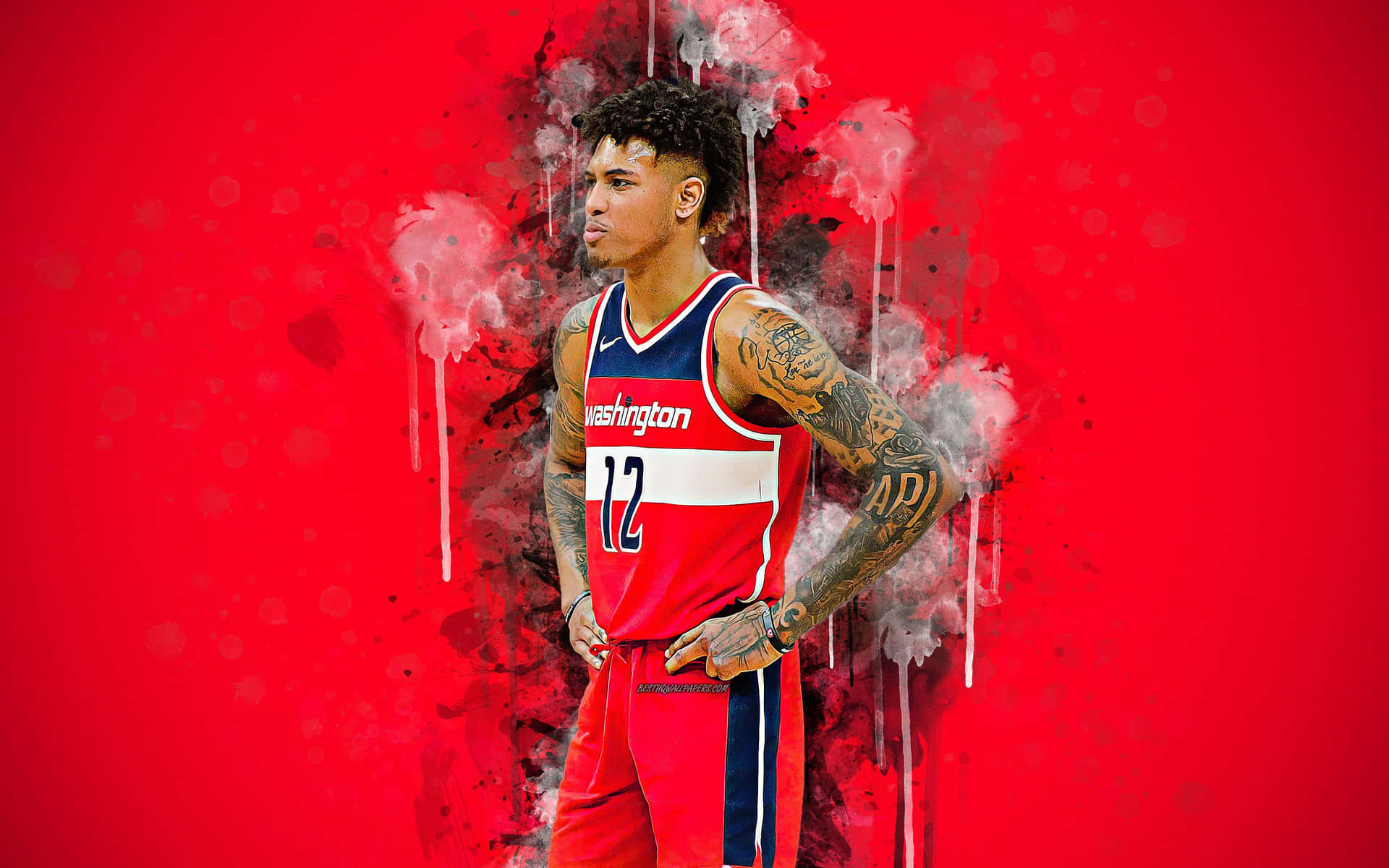 En basketballspiller med tatoveringer stående foran et rødt baggrund Wallpaper