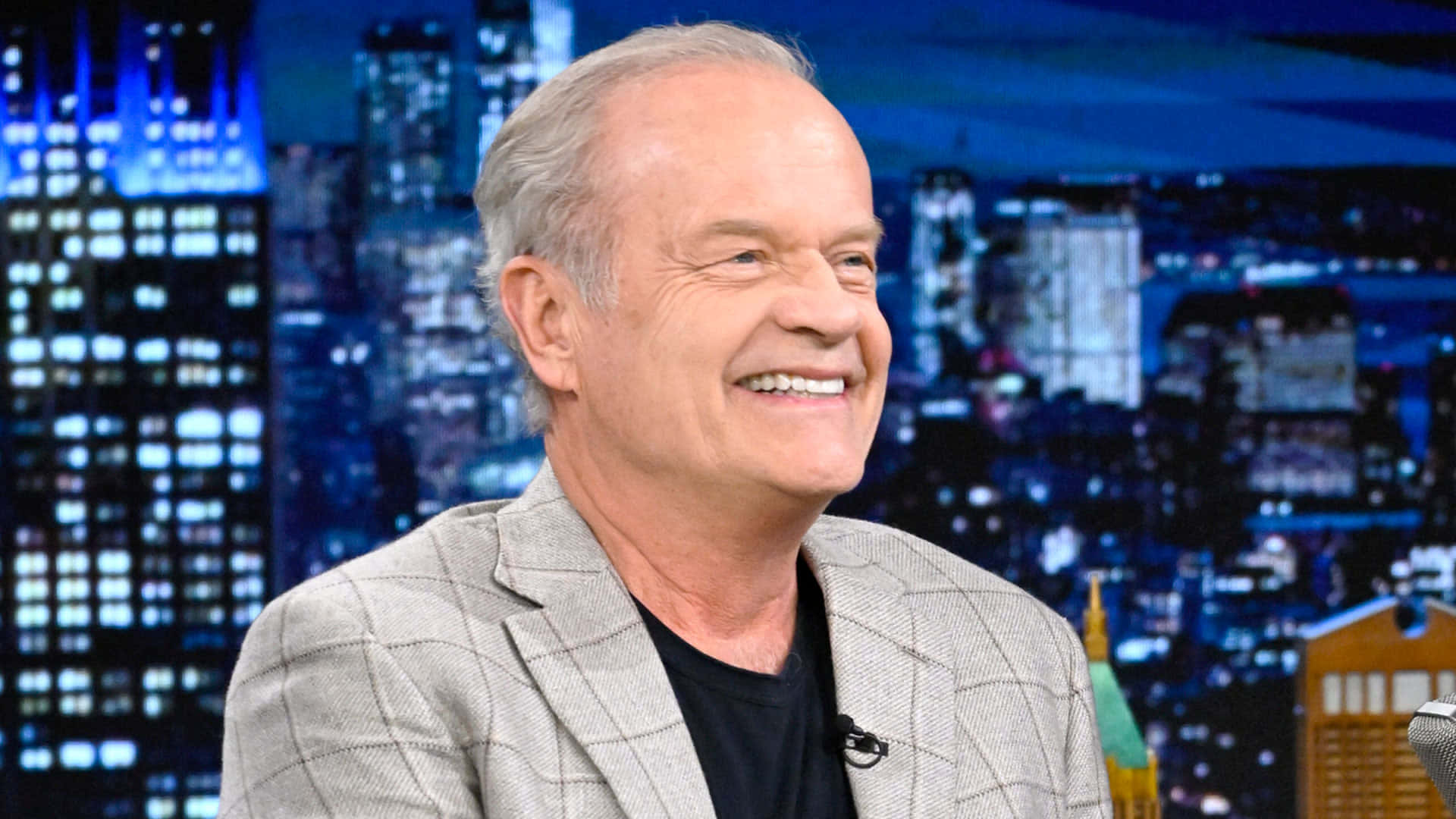 Kelsey Grammer Berpose Dalam Jas Wallpaper