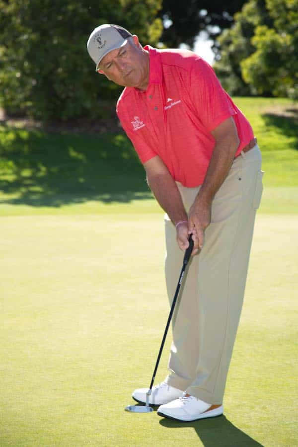 Eljugador Profesional De Golf Ken Duke Se Prepara Para Golpear Fondo de pantalla